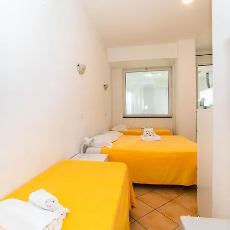 Chiavari Cozy Apartments In Villa With Shared Garden & Parking