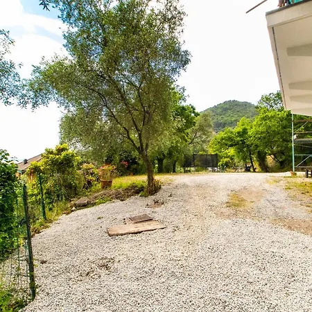 Chiavari Cozy Apartments In Villa With Shared Garden & Parking アパート *